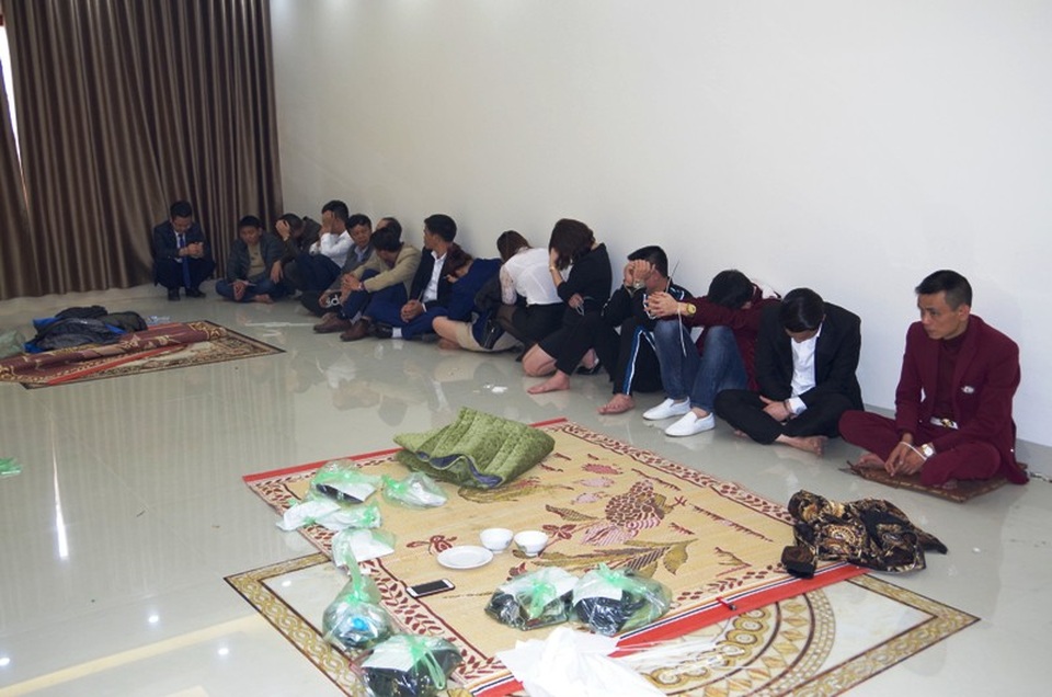 Đột kích bắt 20 đối tượng liên tỉnh đánh bạc bằng hình thức xóc đĩa - 1 Các đối tượng đánh bạc bị bắt quả tang ngay tại hiện sới (ảnh: Công an Hà Nam)