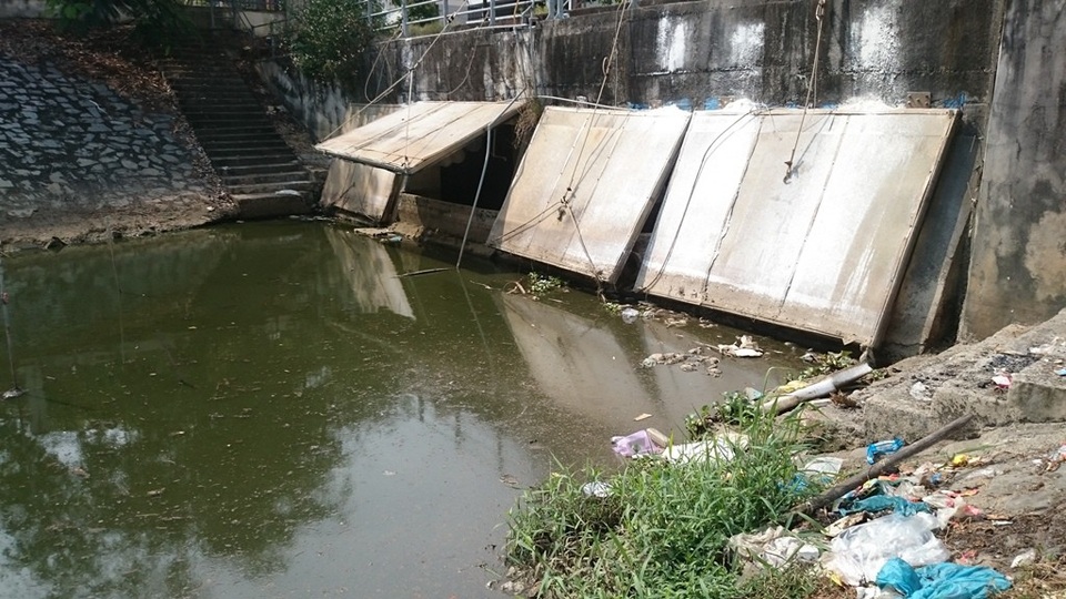 Cận cảnh những dòng kênh bốc mùi ở "thành phố đáng sống" - 2 Tại cửa xả của kênh Khuê Trung có 3 máy bơm tổng công suất 80l/s hoạt động liên tục để hút nước thải về Trạm xử lý nước thải Hòa Cường xử lý trước khi thải ra môi trường nhưng cũng không thể giải quyết triệt để tình trạng nước tràn ra ngoài.