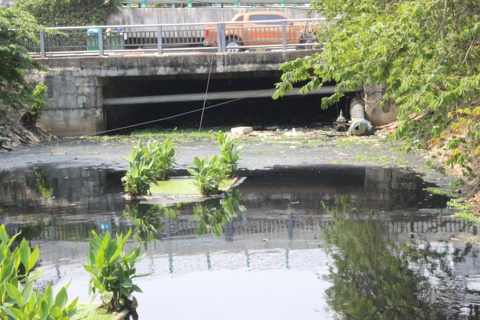 Cận cảnh những dòng kênh bốc mùi ở "thành phố đáng sống" - 6
Cống thoát nước từ kênh Phần Lăng sang hồ chứa nước Bàu Trảng đầy rác thải.