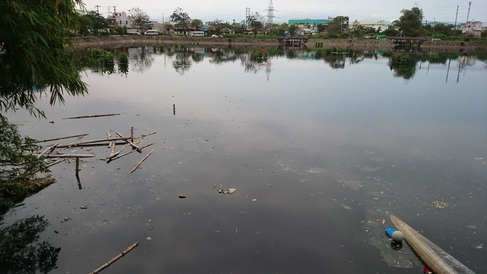 Cận cảnh những dòng kênh bốc mùi ở "thành phố đáng sống" - 7 Hồ chứa nước thải Bàu Trảng cũng trong tình trạng báo động khi nước đen như mực, gây ô nhiễm cả một vùng rộng lớn.