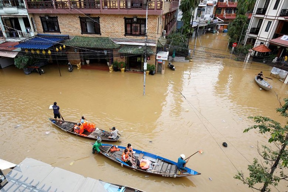 Liên Hợp Quốc cùng Việt Nam xây hàng ngàn nhà chống bão ở miền Trung - 1
Phố cổ Hội An bị lụt do ảnh hưởng của bão Damrey (Ảnh: Reuters)