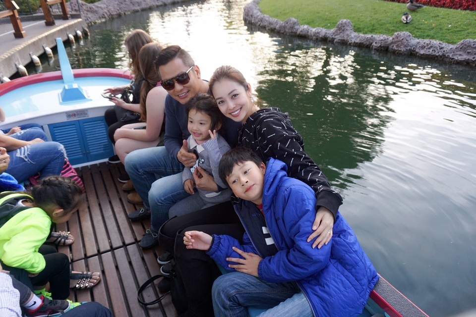 Gửi bé Nu cho ông bà ngoại trông, Jennifer Phạm và doanh nhân Đức Hải tranh thủ đưa hai con đi chơi.