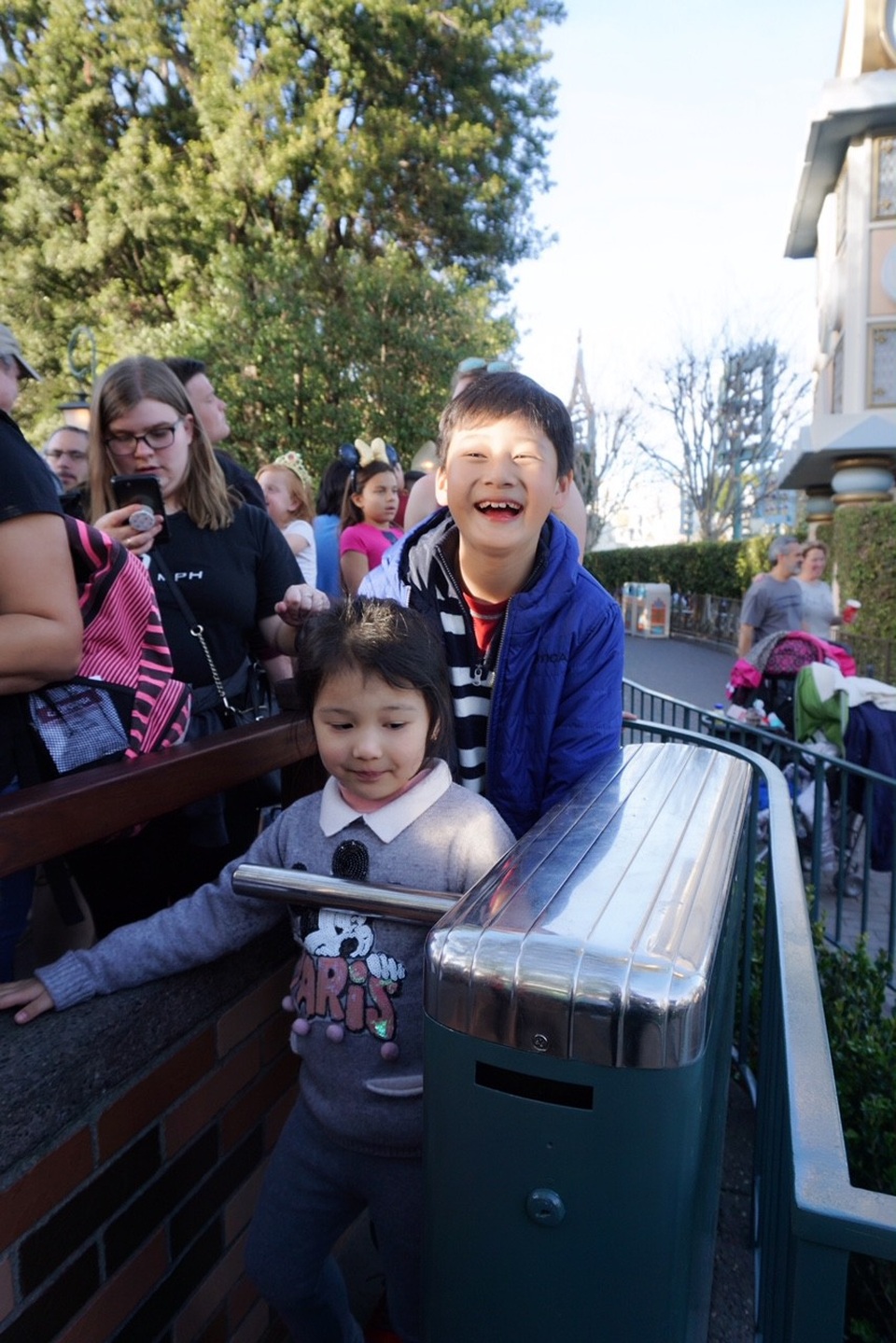 Hai con của Jennifer Phạm rất thân thiết và tình cảm với nhau.