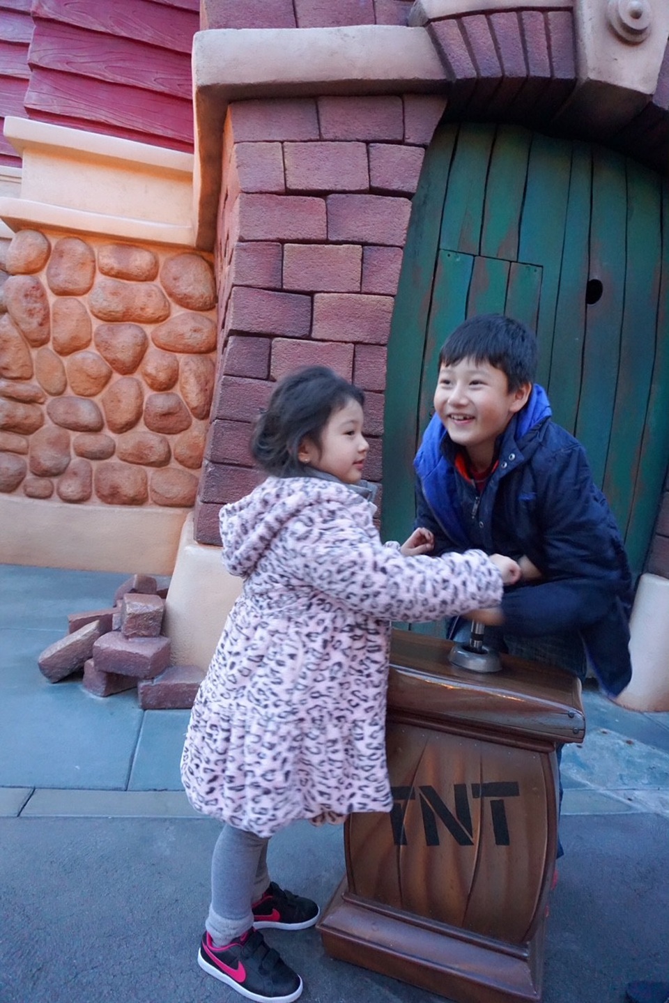 Đức Hải từng thi đỗ cả 3 trường đại học và đã lấy bằng Quản trị Kinh doanh tại Đại học Georgetown (Washington DC, Mỹ). Trở về Việt Nam kinh doanh, anh cũng được xếp vào hàng đại gia. Cuộc hôn nhân với Jennifer Phạm là cuộc hôn nhân đầu tiên của anh. Dù chưa từng làm cha nhưng Đức Hải lại tỏ ra thấu hiểu và gần gũi với Bảo Nam, con riêng của Jennifer với Quang Dũng.