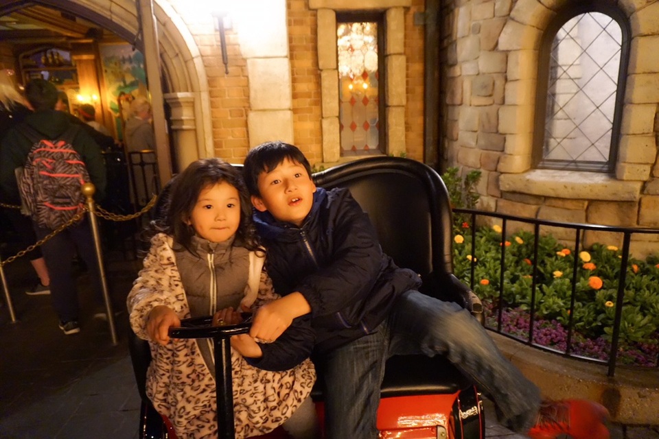 Con trai Jennifer Phạm được cha dượng đưa đi chơi Disneyland - 9