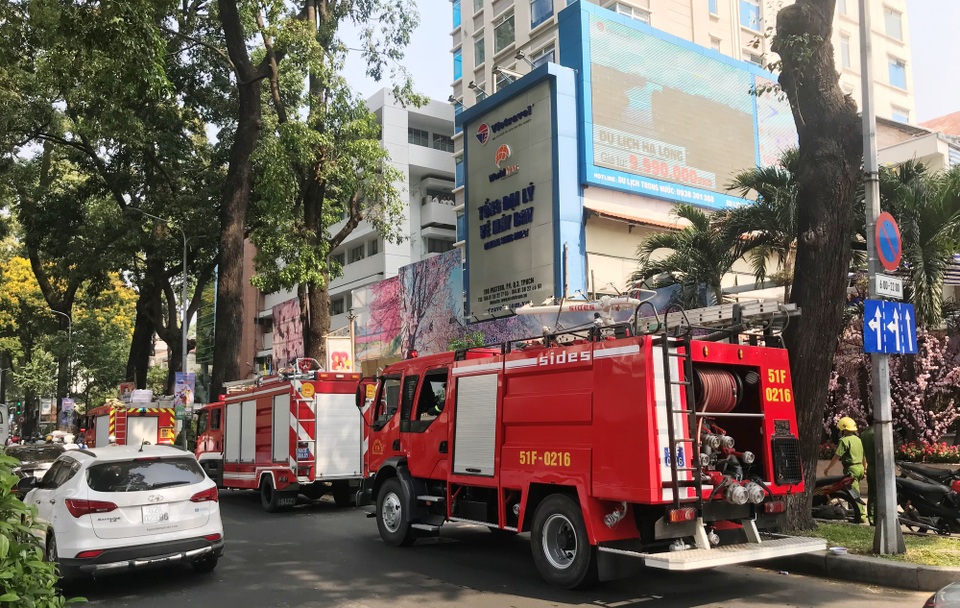 Người đi đường một phen nhốn nháo nhường đường cho xe chữa cháy đi làm nhiệm vụ.