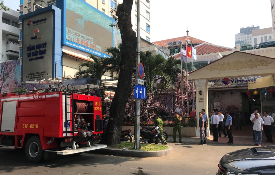 Ban giám đốc và nhân viên công ty du lịch trên đường Pasteur, quận 3 vô cùng bất ngờ khi có tin báo cháy tại đơn vị của mình.
