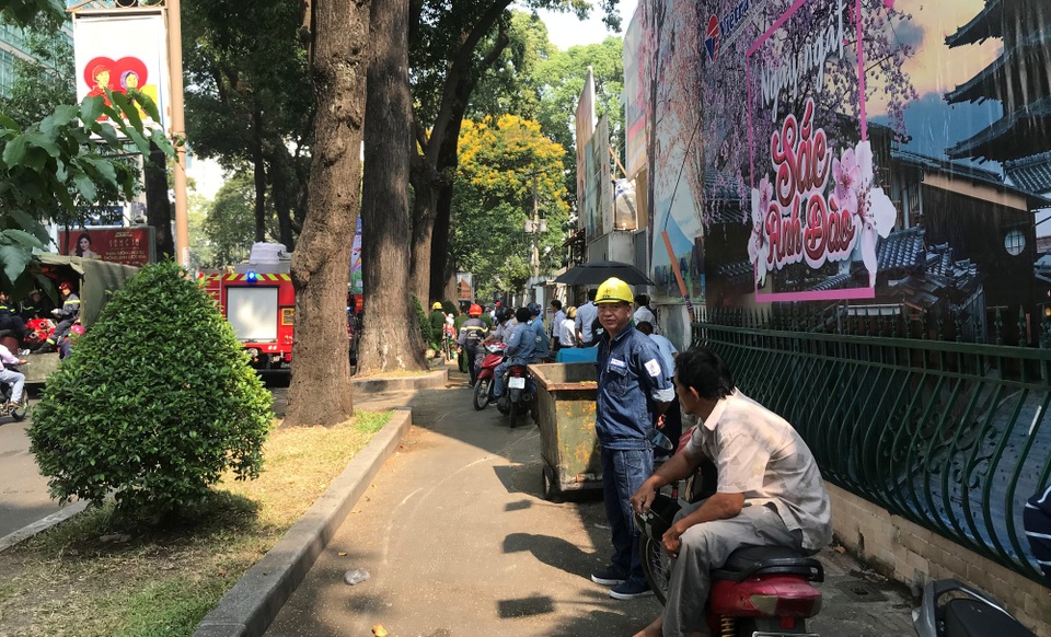 
Hàng chục lính cứu hỏa, công an phường, nhân viên điện lực được điều động đến hiện trường chỉ vì tin báo cháy giả.
