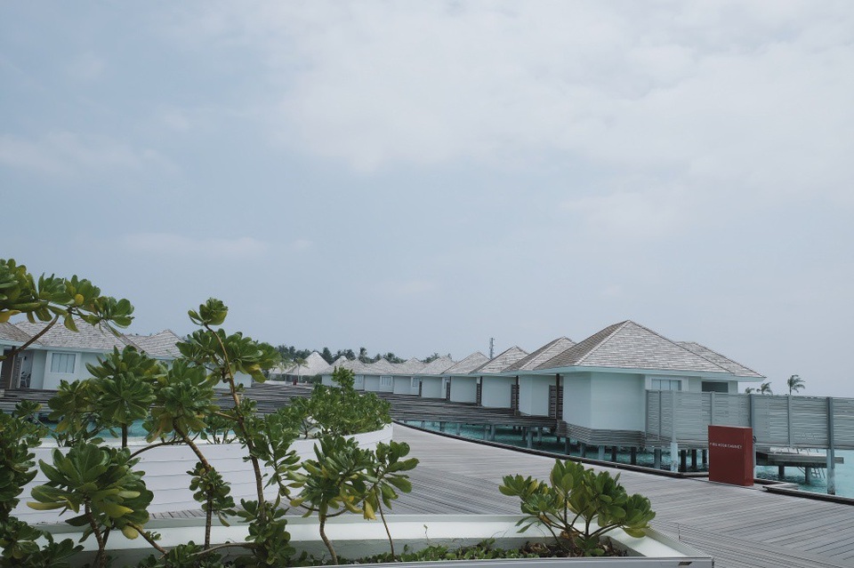 Bộ đôi MC VTV Quỳnh Chi, Thuỳ Dung trễ nải với bikini ở “thiên đường” Maldives - 16 Tất nhiên, nói đến Maldives là nói về chốn nghỉ dưỡng xa hoa với rất nhiều resort 5 sao tiêu chuẩn quốc tế, giá rẻ nhất cho mỗi phòng cũng phải từ 150$ - 350$, tuy nhiên, mọi người cũng có thể lựa chọn cách thuê homestay ở các đảo có cư dân sinh sống để trải nghiệm thiên đường du lịch này với mức giá bình dân hơn. Quỳnh Chi cùng Thuỳ Dung đặt 4 căn biệt thự trên mặt nước, mỗi căn cho 3 người gói All Inclusive giá khoảng 25 triệu cho 1 phòng 1 đêm, bao gồm 3 bữa buffet một ngày, uống rượu vang và bia thoải mái, trong phòng sẽ được phục vụ rượu vang đỏ và rượu vang trắng mỗi ngày, cộng với việc tham gia một hoạt động trên biển do mình tự chọn ví dụ lặn biển ngắm san hô, đi thăm làng cư dân lân cận, đi cano ra ngắm hoàng hôn, dịch vụ chụp hình…