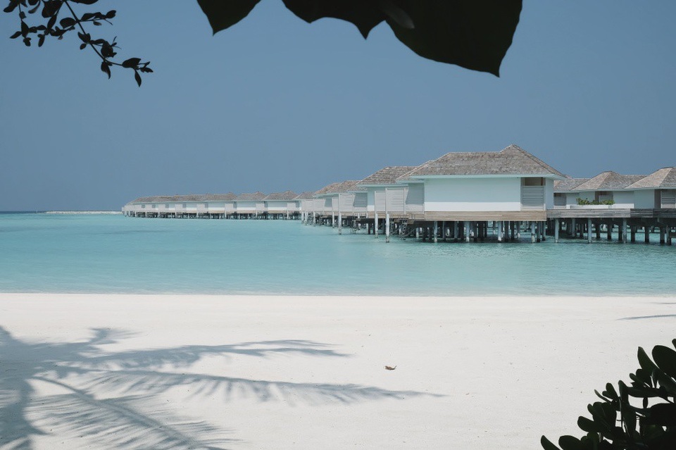Bộ đôi MC VTV Quỳnh Chi, Thuỳ Dung trễ nải với bikini ở “thiên đường” Maldives - 15 Những hình ảnh tuyệt đẹp của thiên đường du lịch được bộ đôi chia sẻ. Quỳnh Chi cho biết: Từ sân bay Malé, có 2 cách để đến resort, 1 là đi cano, 2 là đi thuỷ phi cơ. Nhà mình lựa chọn đi thuỷ phi cơ thì sẽ phải trả mỗi người 550$ (khoảng gần 13 triệu) tiền vé khứ hồi. Đi thuỷ phi cơ tới các resort thường sẽ mất khoảng 45 phút. Sau khi đặt được vé máy bay sẽ là công cuộc tìm khách sạn. Đây là công cuộc đau đầu nhất, căng thẳng nhất vì có đến hàng trăm resort tại Maldives mà cái nào thì cũng có những điểm hấp dẫn riêng nên phải cân đong đo đếm rất cẩn thận. Nếu đi vào thời lễ tết thì mình khuyên mọi người nên đặt sớm ít nhất là 6 tháng thậm chí là hơn thế vì khi bọn mình tìm resort thì rất nhiều cái đẹp đã full phòng rồi.