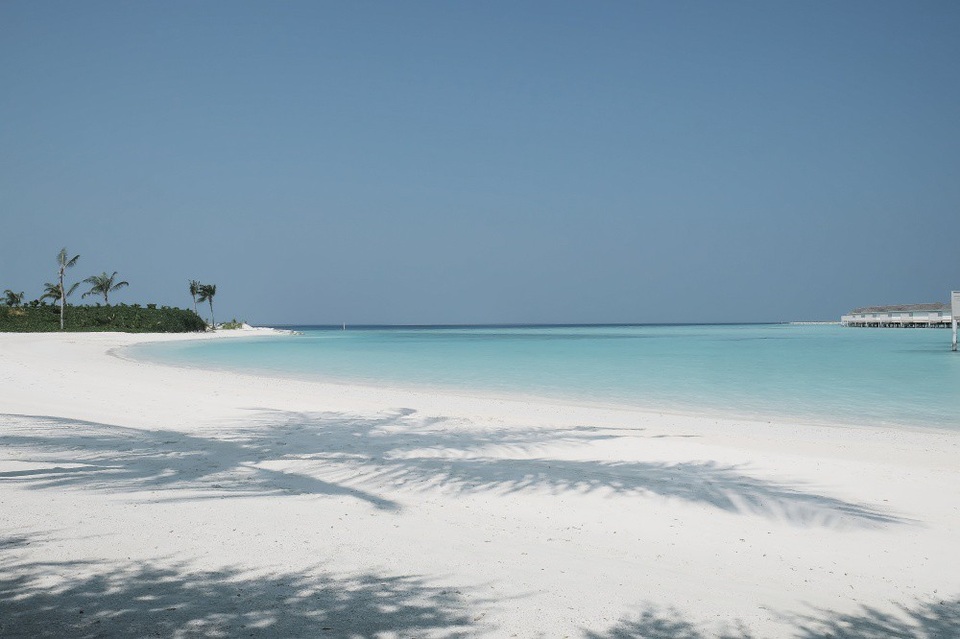 Bộ đôi MC VTV Quỳnh Chi, Thuỳ Dung trễ nải với bikini ở “thiên đường” Maldives - 17 “Lưu ý với mọi người là ngay khi check in, mọi người hãy chọn luôn dịch vụ muốn tham gia để khách sạn họ sắp xếp cho mình sớm, nếu không như mình để gần tới ngày về mới đăng ký thì các dịch vụ đã hết rồi nên chỉ có thể đi ngắm san hô ở gần bờ thôi, không đã lắm nhưng nói chung cũng rất đẹp! Nếu bạn có nhu cầu đạp xe để chủ động tới các điểm ăn uống giải trí và ngắm cảnh thì bạn sẽ phải thuê với giá là 6$ cho 1 ngày nha”, Quỳnh Chi nói thêm.