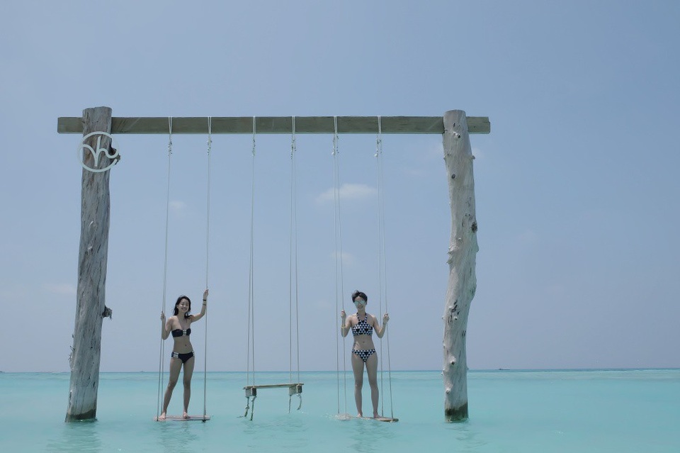 Bộ đôi MC VTV Quỳnh Chi, Thuỳ Dung trễ nải với bikini ở “thiên đường” Maldives - 1 Để có những ngày nghỉ mát ý nghĩa cùng người thân tại resort cao cấp, cả hai đã cùng nhau lên kế hoạch từ tháng 8/2017. Chúng mình đã phải đếm ngược tới 6 tháng để được nhìn thấy cái nơi gọi là thiên đường này. Và đúng là chỉ cần thoáng nhìn thấy bầu trời trong lành và màu nước biển xanh dịu dàng của Maldives là bao mệt mỏi bay biến hết, Quỳnh Chi cho biết.