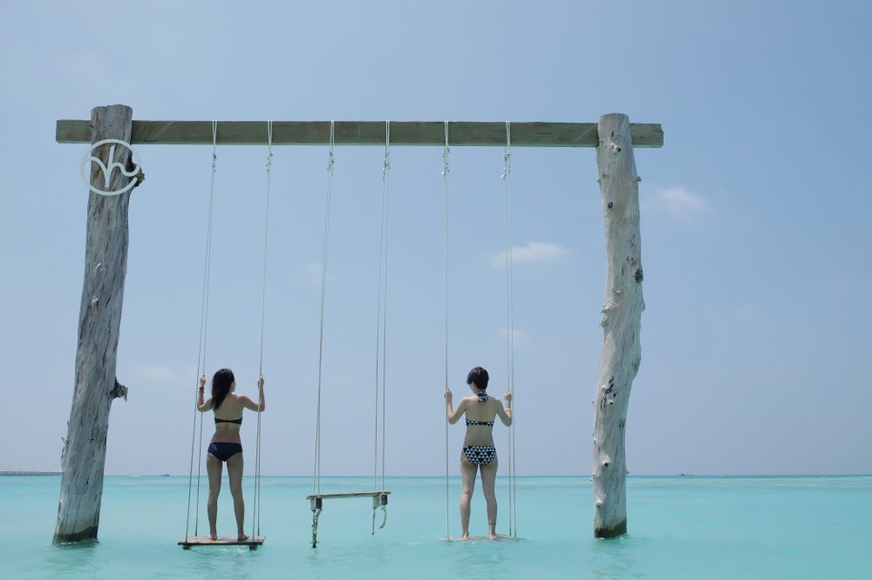Bộ đôi MC VTV Quỳnh Chi, Thuỳ Dung trễ nải với bikini ở “thiên đường” Maldives - 2 Trước khung cảnh biển xanh ngắt, nước trong vắt và nắng vàng rực rỡ, đôi bạn đã không khỏi thích thú. Cả hai cùng khoe dáng trong những bộ bikini gợi cảm. Quỳnh Chi chia sẻ: Cuộc hành trình tới Maldives không hề dễ dàng vì không có chuyến bay thẳng từ Hà Nội tới Male (thủ đô của Maldives). Nhưng cũng giản tiện được khâu xin visa. Tới Maldives các bạn sẽ được cấp visa tại chỗ, dấu visa ở đây cũng xinh đẹp hơn những đất nước khác. Nếu mọi người ở TP HCM có thể chọn chuyến bay transit ở Singapore, sau đó từ Sing bay thẳng tới Male. Còn ở Hà Nội thì bọn mình đã mua vé transit tại Bangkok, Thái Lan. Sau đó từ sân bay Suvarnabuhmi của Thái Lan di chuyển tới Male mất 4 giờ đồng hồ. Giá vé ở thời điểm bọn mình mua vào khoảng hơn 17 triệu cho 1 người.