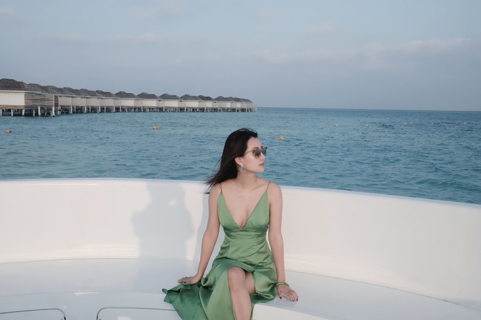 Bộ đôi MC VTV Quỳnh Chi, Thuỳ Dung trễ nải với bikini ở “thiên đường” Maldives - 4 Quỳnh chi nói, sự quyến rũ của người phụ nữ toát lên từ thần thái, tâm hồn họ, chứ không phải là vẻ ngoài hình thức.