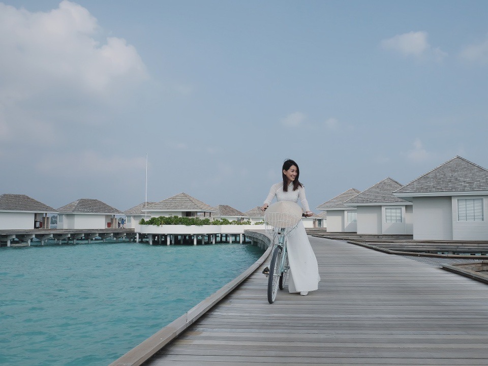 Bộ đôi MC VTV Quỳnh Chi, Thuỳ Dung trễ nải với bikini ở “thiên đường” Maldives - 8 Hình ảnh vốn gắn liền với quê hương Việt Nam nay lại xuất hiện ở Maldives mang đến cảm xúc tự hào.