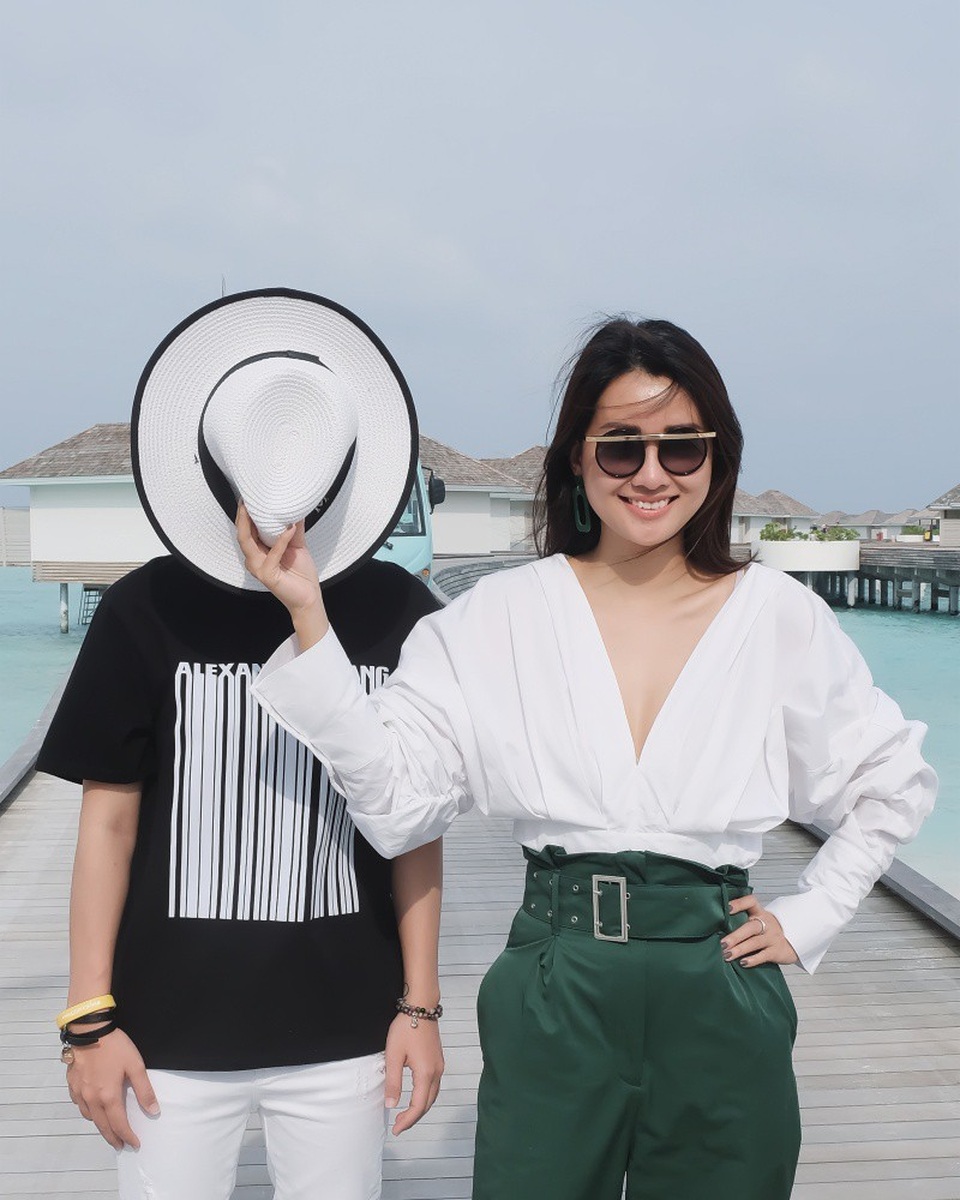 Bộ đôi MC VTV Quỳnh Chi, Thuỳ Dung trễ nải với bikini ở “thiên đường” Maldives - 11 Hiện tại, Quỳnh Chi là gương mặt MC quen thuộc trên màn ảnh nhỏ khi dẫn dắt cuộc thi Thần tượng Bolero và các bản tin thể thao. Cô từng dẫn The Remix, The Voice, The Voice Kids... Sinh năm 1986 nhưng nữ MC vẫn có nhan sắc trẻ trung, mong manh khiến không ít khán giả lầm tưởng cô là thế hệ 9X.