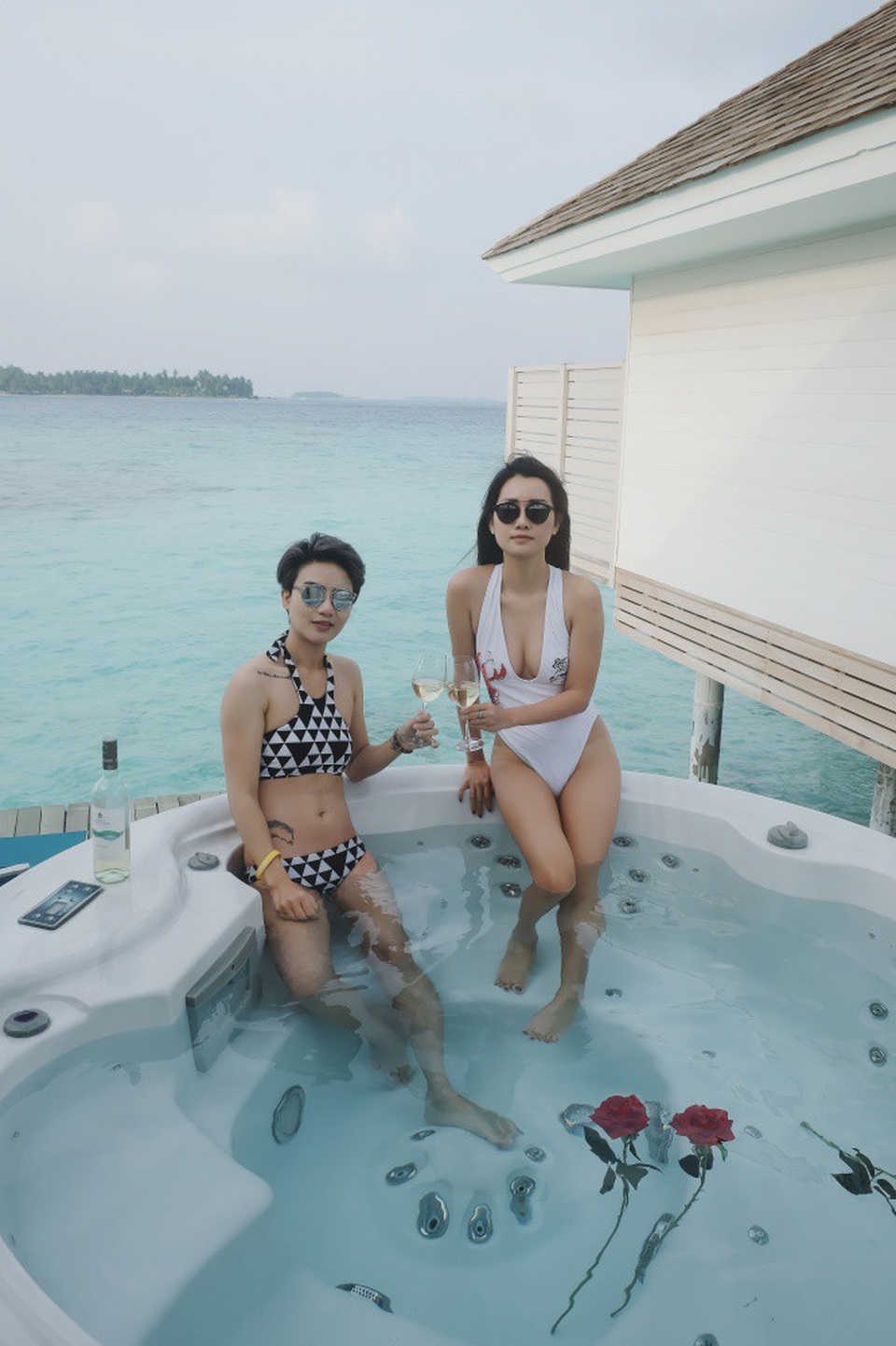Bộ đôi MC VTV Quỳnh Chi, Thuỳ Dung trễ nải với bikini ở “thiên đường” Maldives - 3 Quỳnh Chi cho biết, dù cô có vóc dáng mỏng manh, vòng 1 lép nhưng cô vẫn tự tin diện áo tắm hoặc những chiếc váy khoét sâu ngực. Theo nữ MC xinh đẹp, cô không chạy theo trào lưu nâng ngực như nhiều người đẹp khác của showbiz để sở hữu vòng 1 nóng bỏng. Cô yêu cơ thể mình và không có ý định nhờ cậy đến dao kéo để chính sửa bất cứ bộ phận nào.