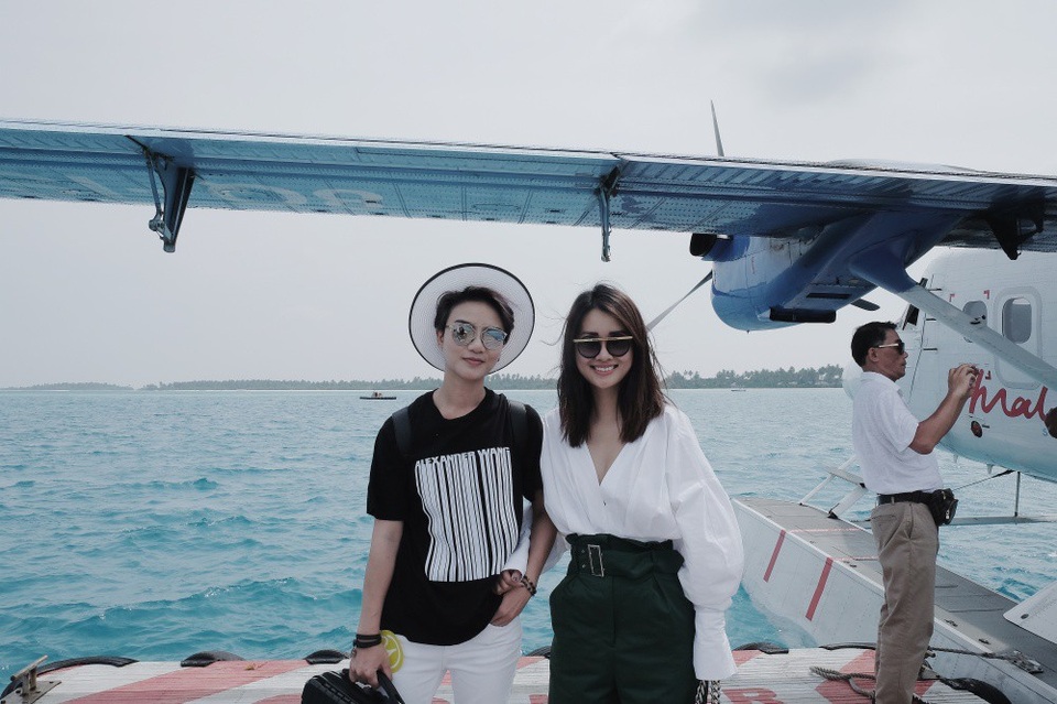 Bộ đôi MC VTV Quỳnh Chi, Thuỳ Dung trễ nải với bikini ở “thiên đường” Maldives - 9 Quỳnh Chi và Thuỳ Dung là đôi bạn thân từ nhiều năm nay. Cả hai thường xuyên gắn bó với nhau như hình với bóng trong mọi chuyến du lịch trong và ngoài nước, thậm chí không ít người còn đồn hai MC có quan hệ trên mức tình bạn.