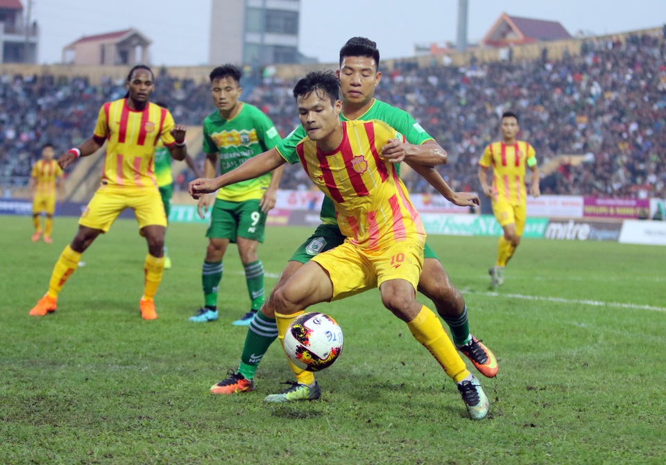 Tân binh V-League Nam Định có điểm, HLV Nguyễn Văn Sỹ hài lòng - 4
Nam Định (vàng) hài lòng với 1 điểm ở ngày mở màn V-League