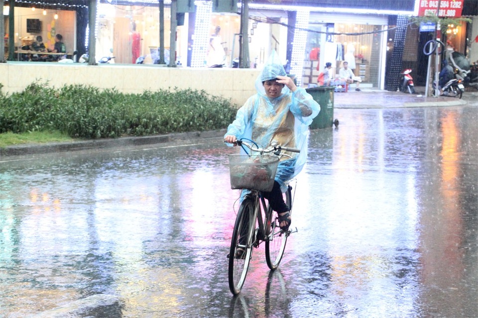 Mưa rào rải rác khắp cả nước - 1 Hôm nay (12/3), khu vực Hà Nội xuất hiện mưa rào vài nơi. (Ảnh minh họa: Nguyễn Dương).