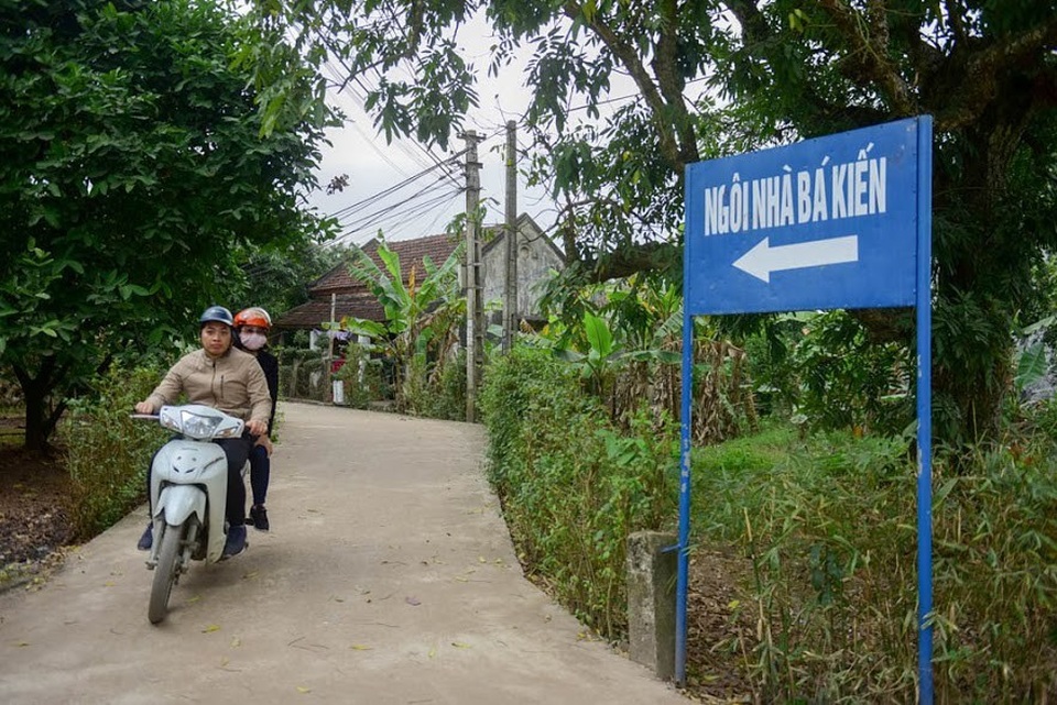 Đường dẫn vào ngôi nhà cổ được chính quyền địa phương dựng bảng chỉ dẫn cho người dân.