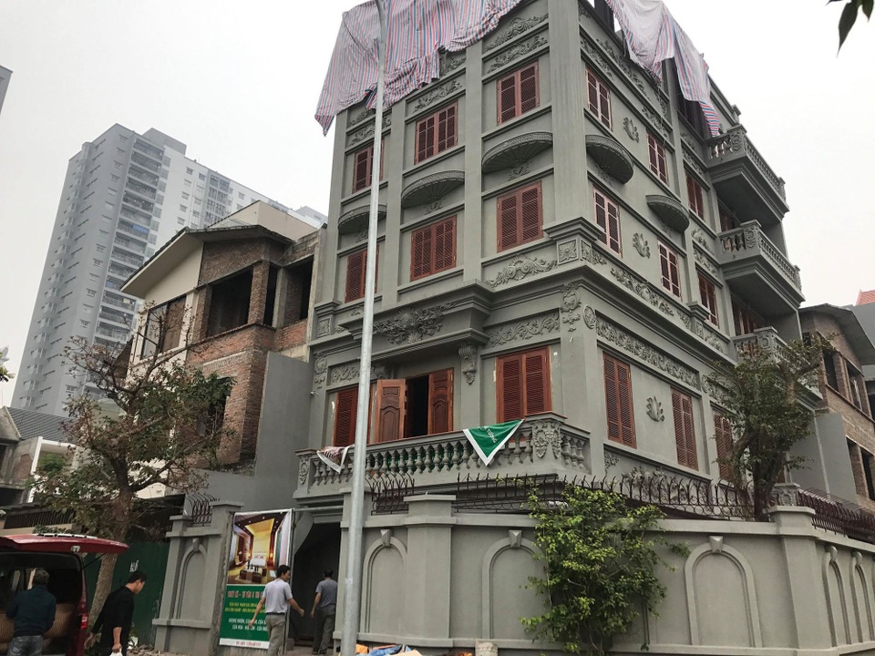 Biệt thự sai phép đồ sộ của gia đình tướng Nguyễn Thanh Hóa - 1 Căn biệt thự của vợ chồng ông Nguyễn Thanh Hoá chưa hoàn thiện nhưng sáng 12/3, tốp thợ đã rục rịch chuyển đi.