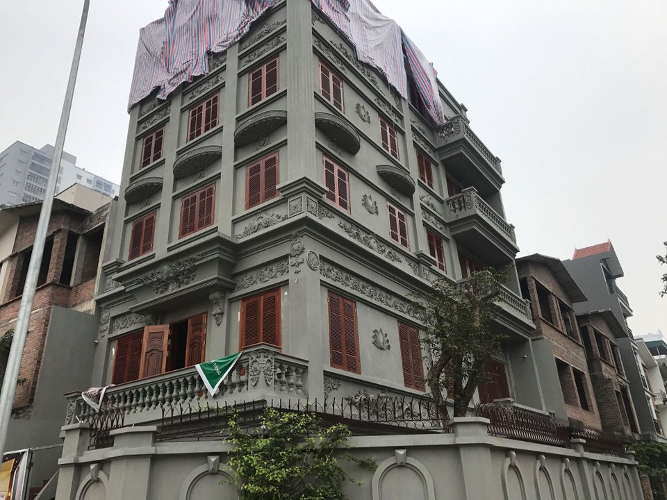 Biệt thự sai phép đồ sộ của gia đình tướng Nguyễn Thanh Hóa - 2 Những vi phạm của căn biệt thự này chưa được cưỡng chế, xử lý.