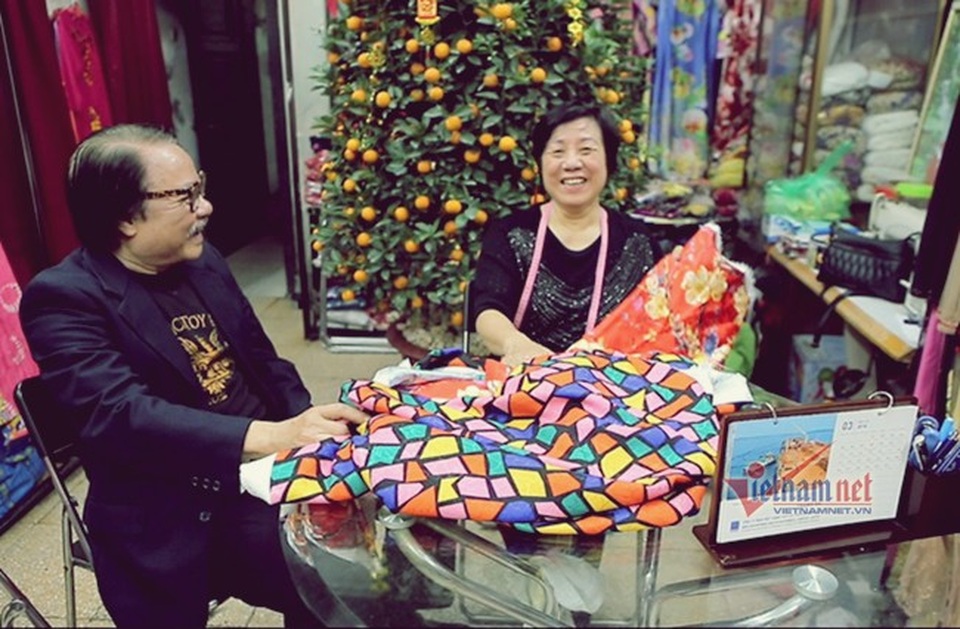 Cuộc sống của “Chí Phèo” Bùi Cường sau 36 năm - 4 
NSƯT Bùi Cường thường xuyên làm quân sư cho vợ trong việc thiết kế áo dài