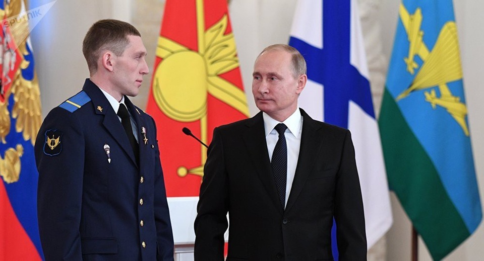 Ông Putin ca ngợi đặc nhiệm Nga một mình đối đầu 40 tên khủng bố - 1
Đặc nhiệm Denis Portnyagin (trái) và Tổng thống Nga Vladimir Putin (Ảnh: Sputnik)