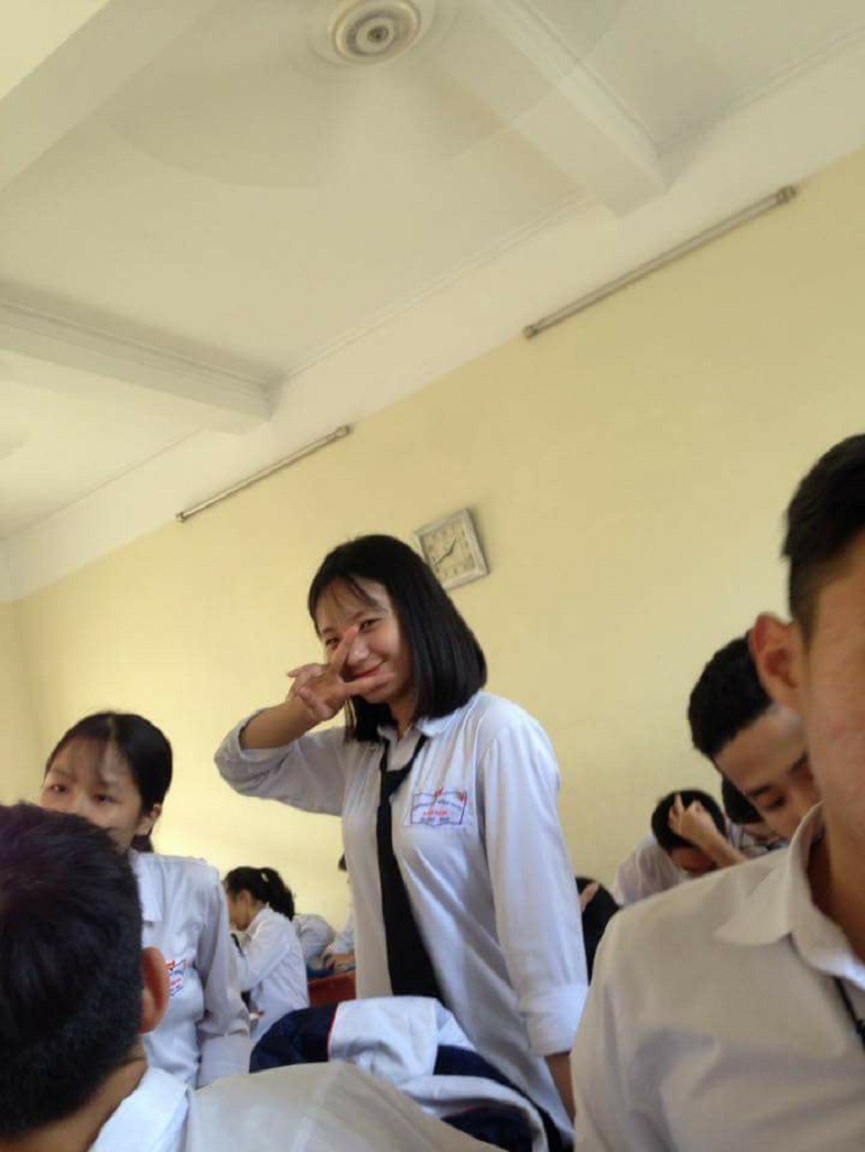 Nữ sinh “dở khóc dở cười” vì nhờ bạn sửa tóc mái - 3 Nữ sinh “dở khóc dở cười” vì nhờ bạn sửa tóc mái - 3