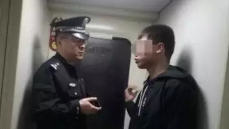 Bị đường dây đa cấp “tẩy não”, nam thanh niên bỏ trốn trong đêm - 1 Nam thanh niên Ma Jiansheng nói với cảnh sát đường sắt trên chuyến tàu rằng anh đã bị một đường dây đa cấp tẩy não. (Nguồn: 163.com)