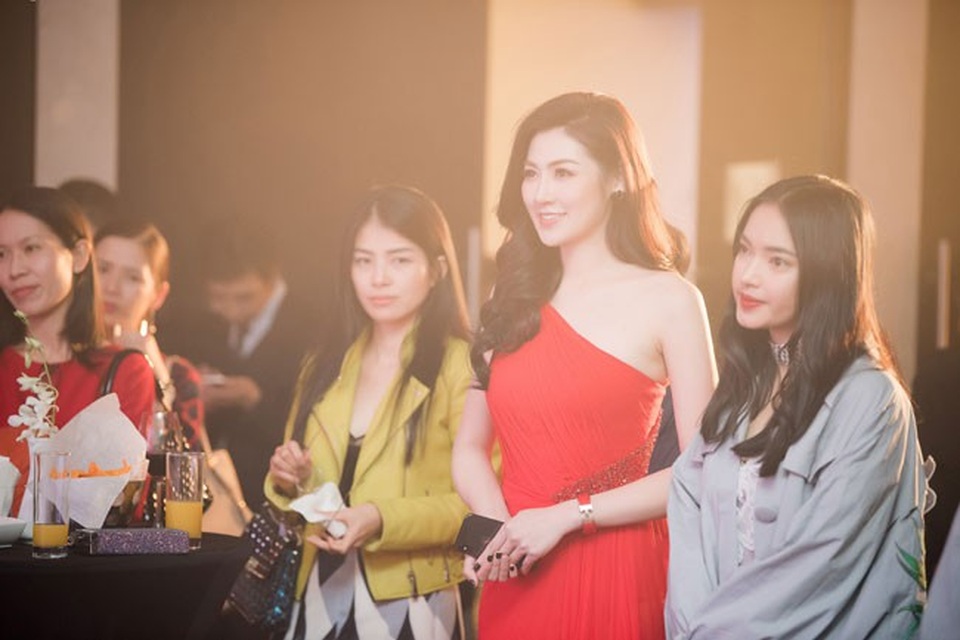 Á hậu Tú Anh diện đầm xéo vai khoe da trắng nõn - 7 Á hậu Tú Anh diện đầm xéo vai khoe da trắng nõn - 7