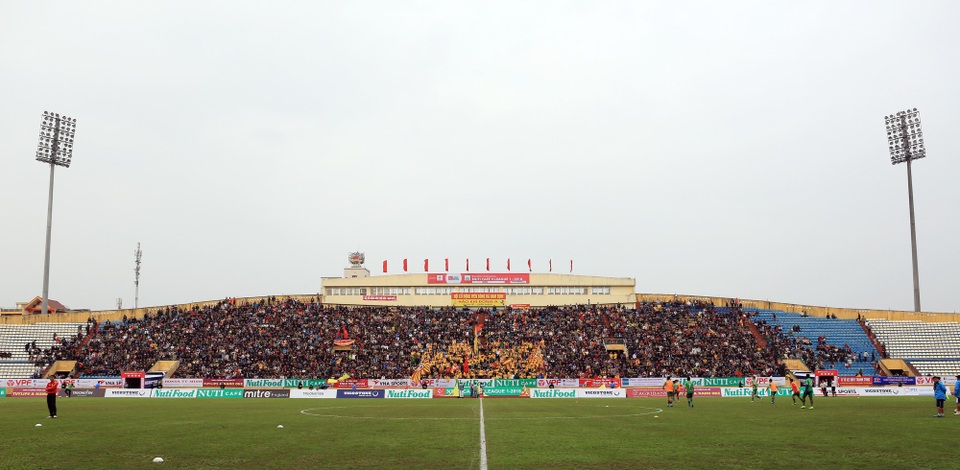 Tân binh V-League Nam Định có điểm, HLV Nguyễn Văn Sỹ hài lòng - 2
Bầu không khí sôi động trên sân Thiên Trường