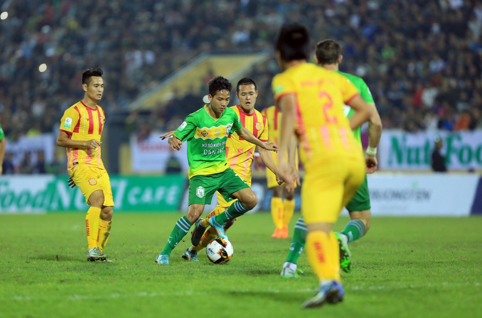 Tân binh V-League Nam Định có điểm, HLV Nguyễn Văn Sỹ hài lòng - 3
Trận đấu đã diễn ra đầy hấp dẫn