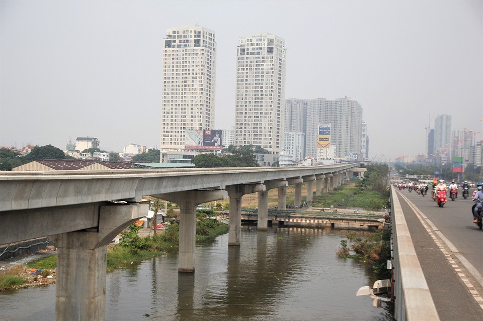 Đoạn trên cao tuyến metro số Bến Thành - Suối Tiên (đoạn chạy song song với cầu Sài Gòn)