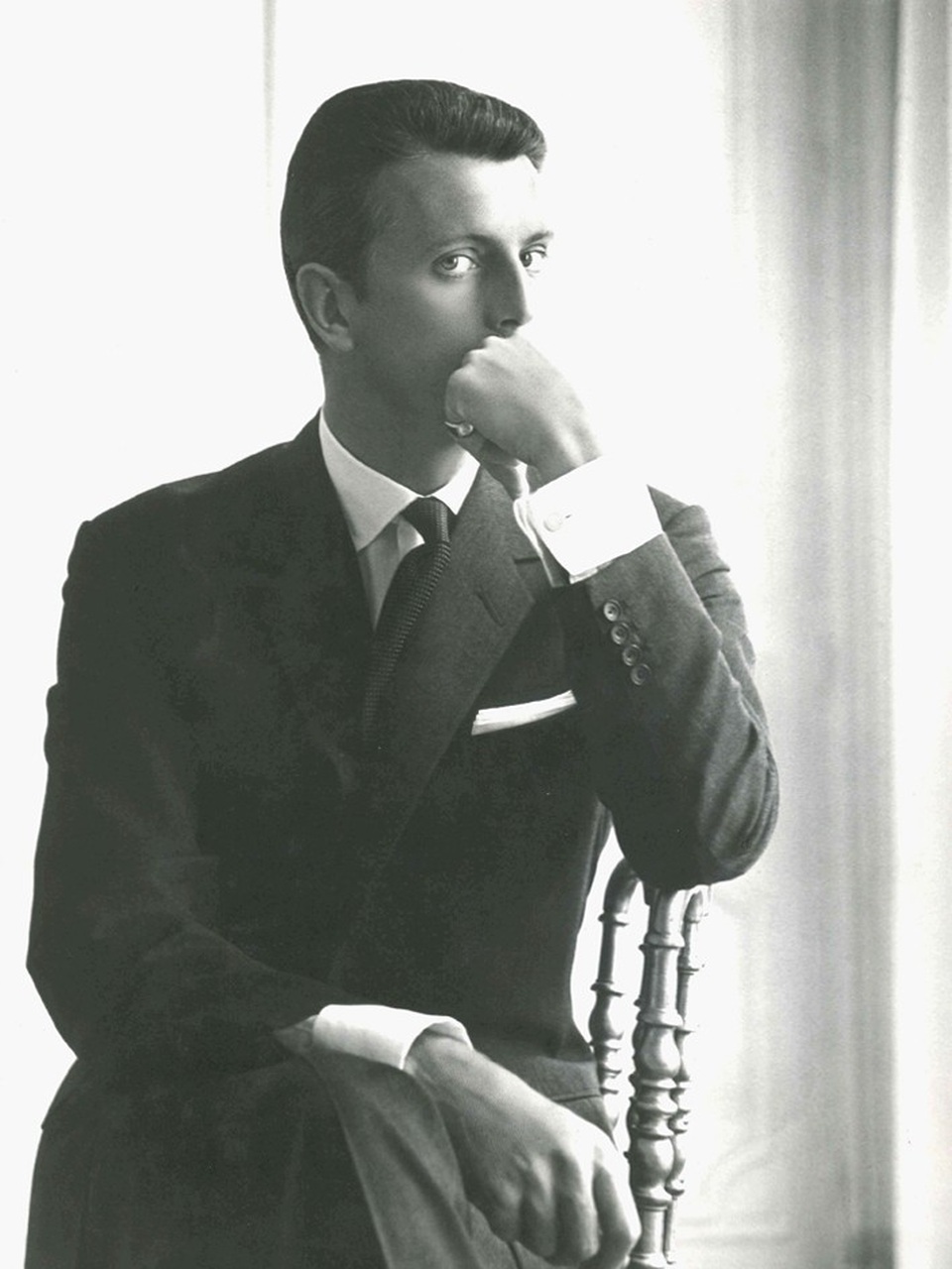 Nhà thiết kế lừng danh Hubert de Givenchy qua đời - 5
Năm 1952, Givenchy mở tiệm thời trang đầu tiên của mình tại Paris. Nổi tiếng nhanh chóng, Givenchy có khách hàng VIP là nữ diễn viên Audrey Hepburn. Chiếc váy đen Givenchy mà Audrey Hepburn mặc trong bộ phim nổi tiếng Breakfast at Tiffanys từng bán đấu giá được giá gần 1 triệu USD