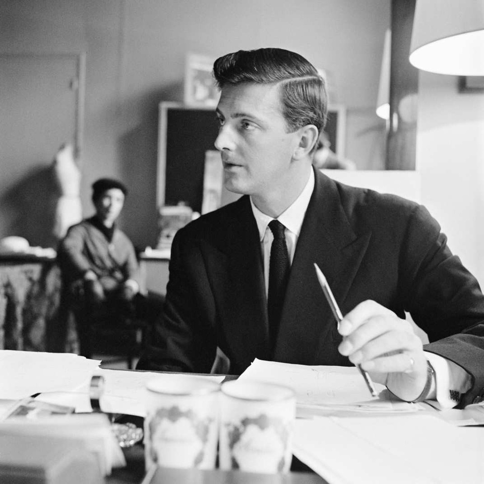 Nhà thiết kế lừng danh Hubert de Givenchy qua đời - 4
Năm 17 tuổi, Hubert de Givenchy chuyển tới sống tại Paris và theo học một trường nghệ thuật tại đây. Năm 1945, ông bắt đầu làm việc cho nhà mốt danh tiếng thời đó là Jacques Fath. Sau đó ông còn làm việc cho Robert Piguet, Lucien Lelong, Pierre Balmain và Christian Dior