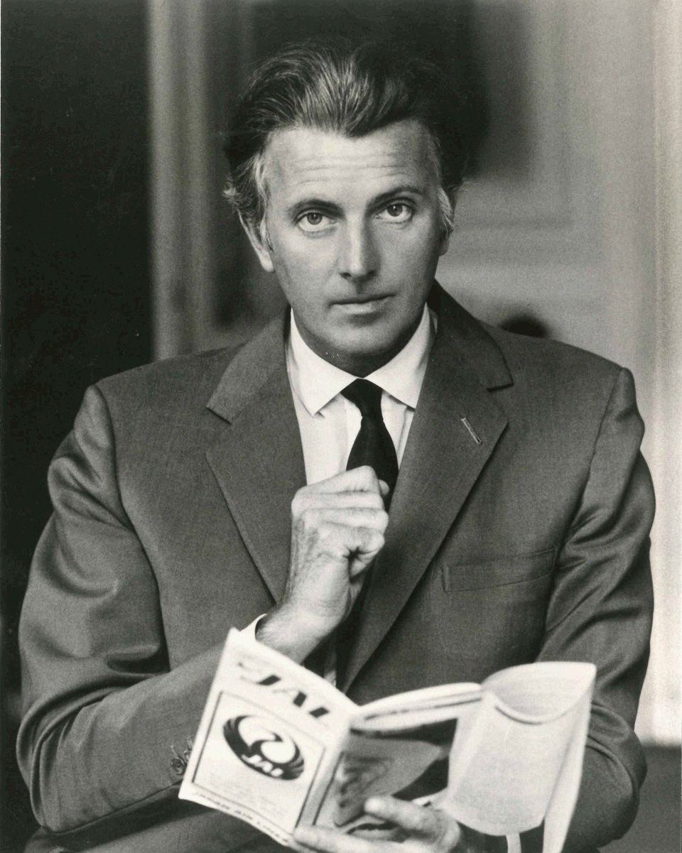 Nhà thiết kế lừng danh Hubert de Givenchy qua đời - 7
Givenchy theo đuổi phong cách tinh tế, thanh lịch, sang trọng và đơn giản. Năm 1969, ông tiếp tục tung ra dòng sản phẩm đồ nam bán cũng rất chạy.