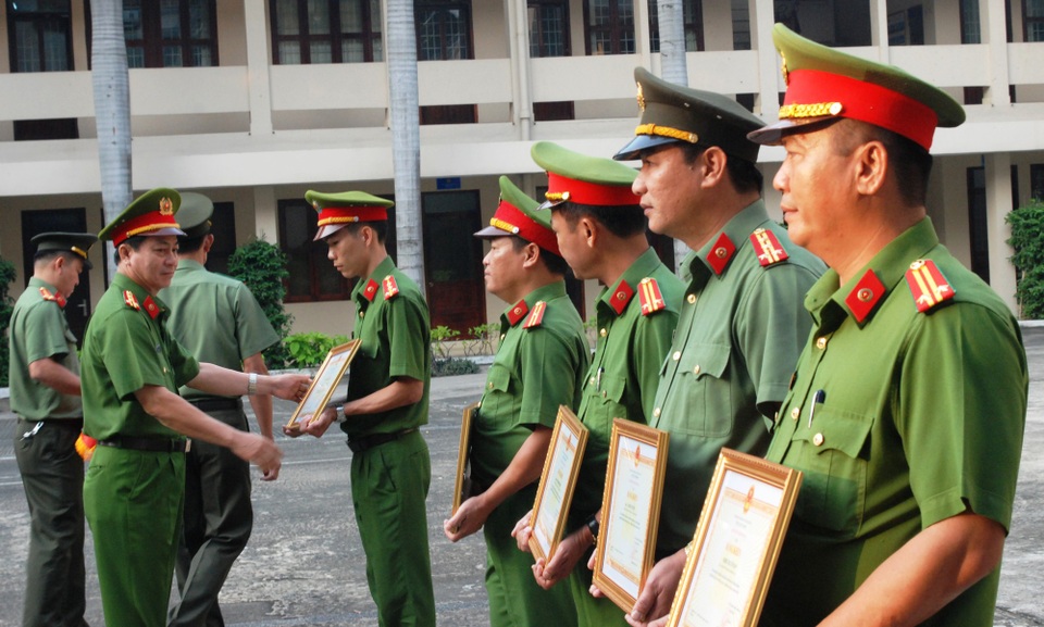 Ngày 12/3, Ban giám đốc Công an tỉnh Đồng Nai đã trao giấy khen của Thượng tướng Tô Lâm, Bộ trưởng Bộ Công an, cho Đội CSĐT tổng hợp và 4 cá nhân thuộc Công an huyện Nhơn Trạch, trong đó có đại tá Cao Hữu Nguyên, Trưởng Công an huyện, về thành tích xuất sắc trong việc phá chuyên án trộm cắp liên tỉnh do đối tượng Nguyễn Thanh Tùng cầm đầu.