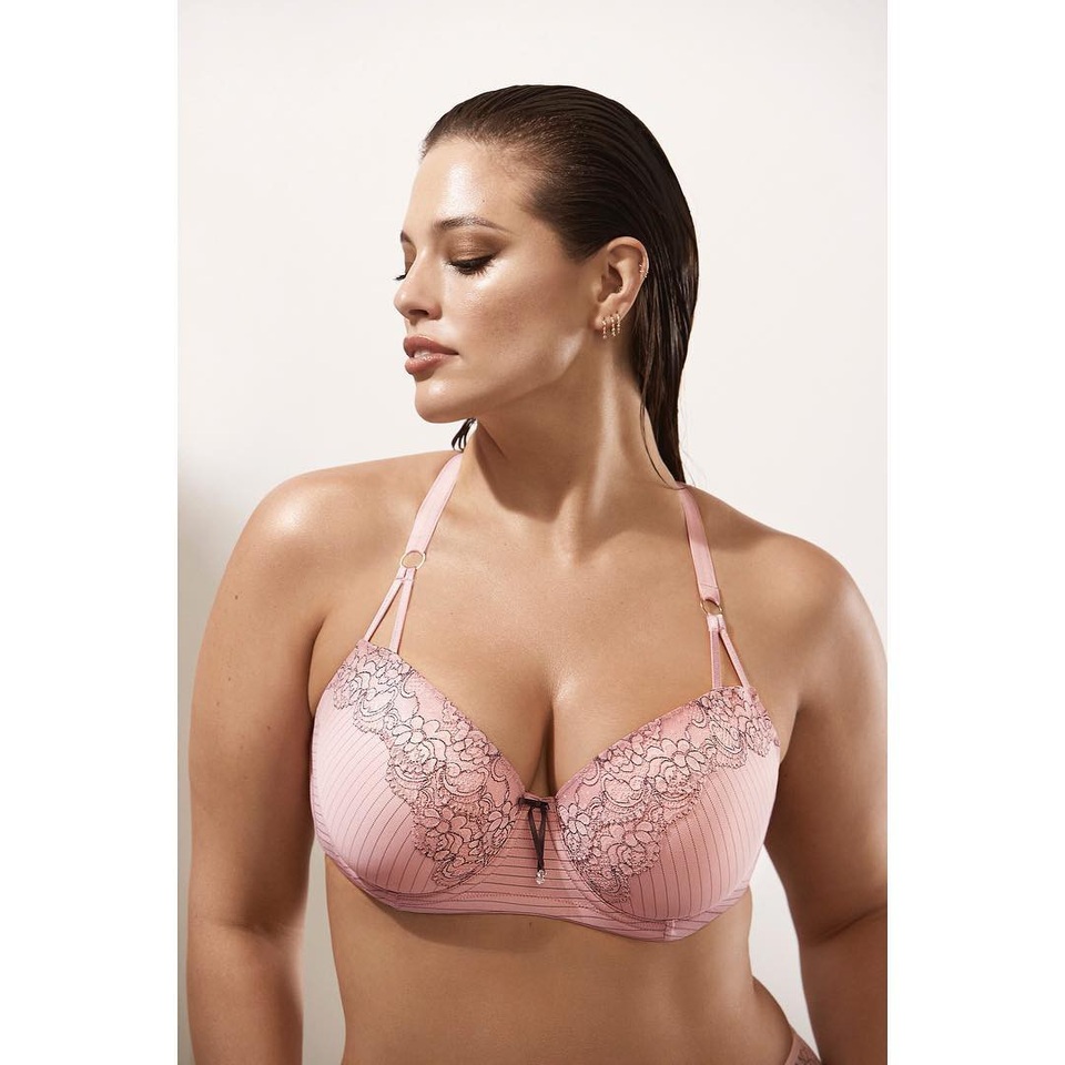"Tôi thường xuyên bị chê xấu, chê béo" - 1
Ashley Graham là một trường hợp đặc biệt của làng mốt quốc tế khi sở hữu thân hình nảy nở mà vẫn nổi tiếng và trở thành biểu tượng mới của làng thời trang