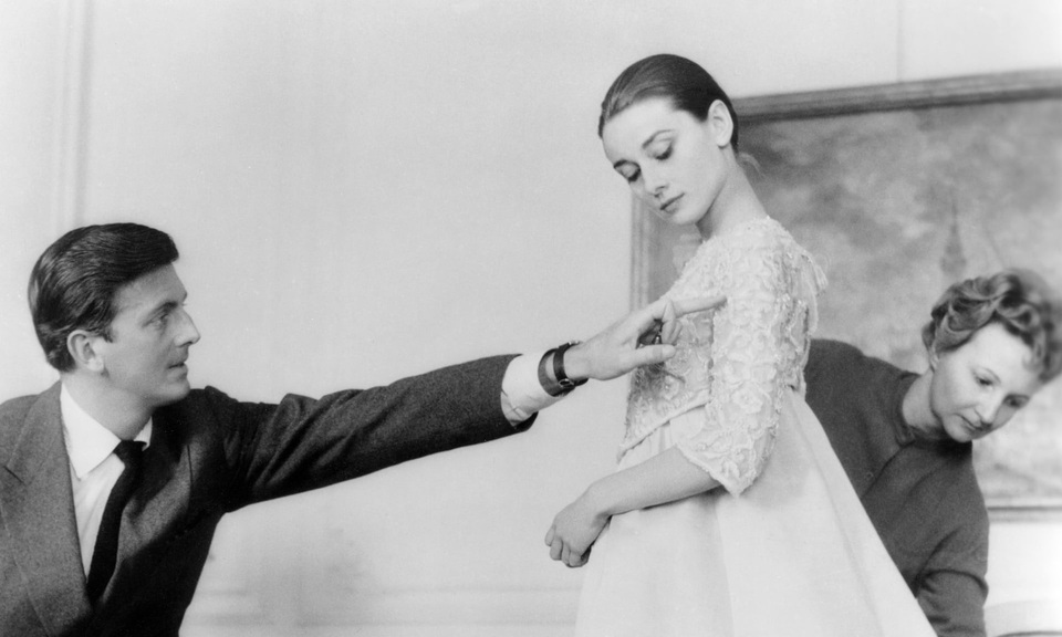 Chuyện về người đàn ông khiến phụ nữ thích mặc váy đen - 4 Givenchy giúp minh tinh Audrey Hepburn thử đồ