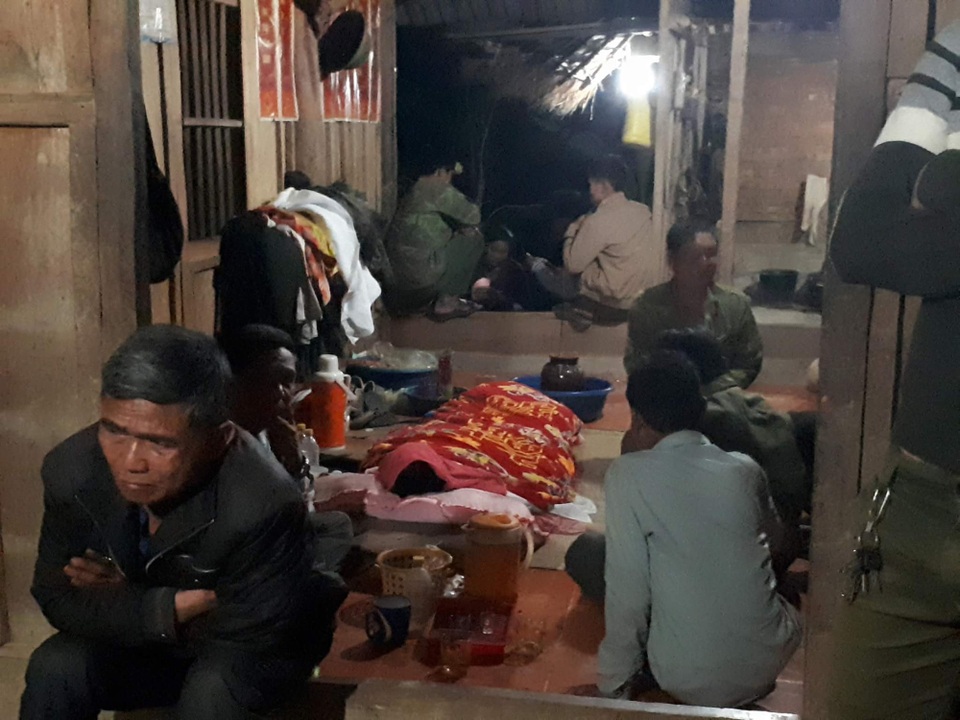 3 người chết, 1 người nguy kịch sau bữa nhậu tại nhà - 1 Người nhà nạn nhân bàng hoàng trước sự việc đau lòng.