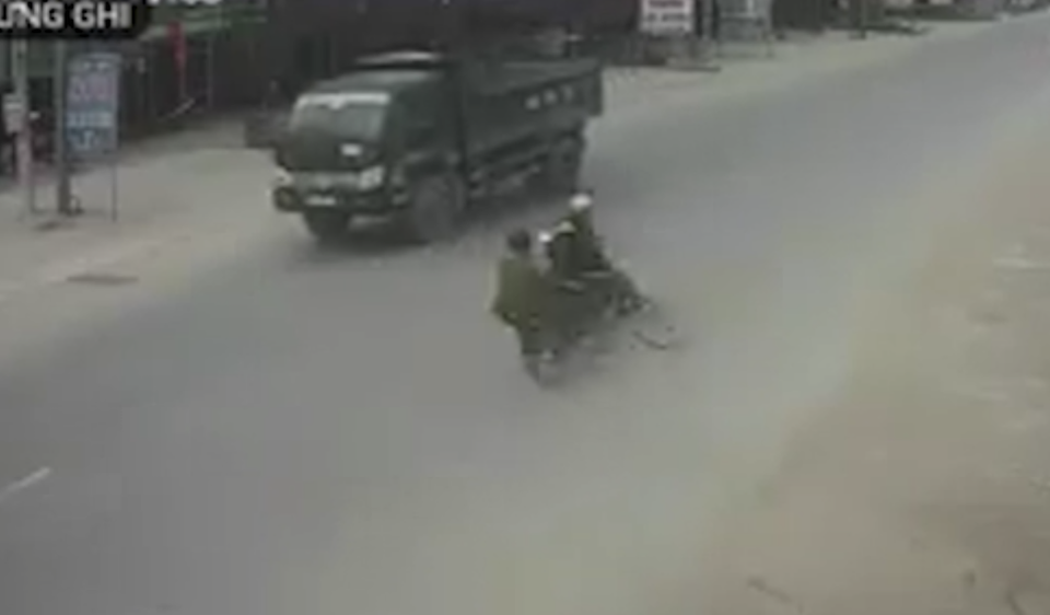 Người điều khiển xe máy đi tới bất ngờ và không kịp xử lý nên đã tông phải cụ ông đi xe đạp bất cẩn (Ảnh cắt từ clip).