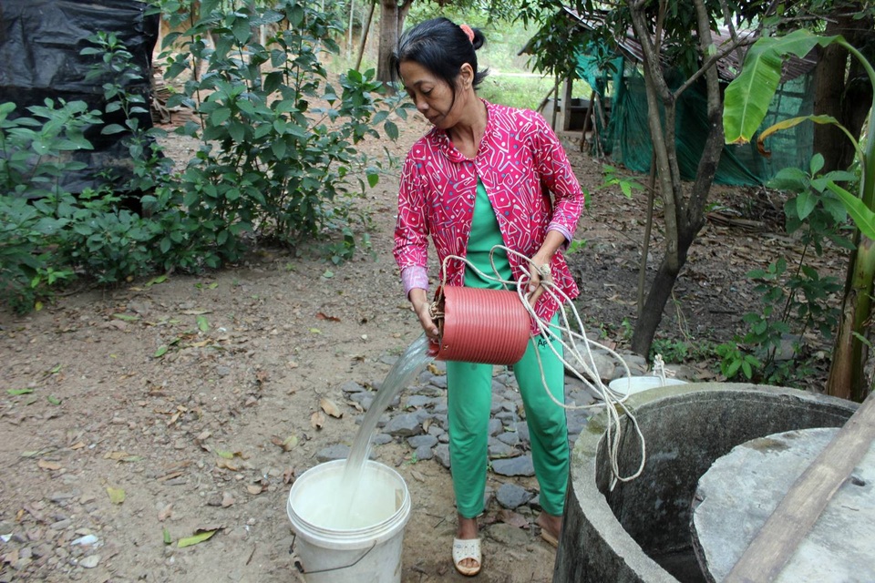 Cha bị tai biến, con gái 7 tuổi đứng trước nguy cơ thất học - 8 Nhà ở trên đồi cao, sức khỏe chị Phượng đã yếu nhưng vẫn phải cố gắng gánh nước từ xa để cho gia đình sinh hoạt