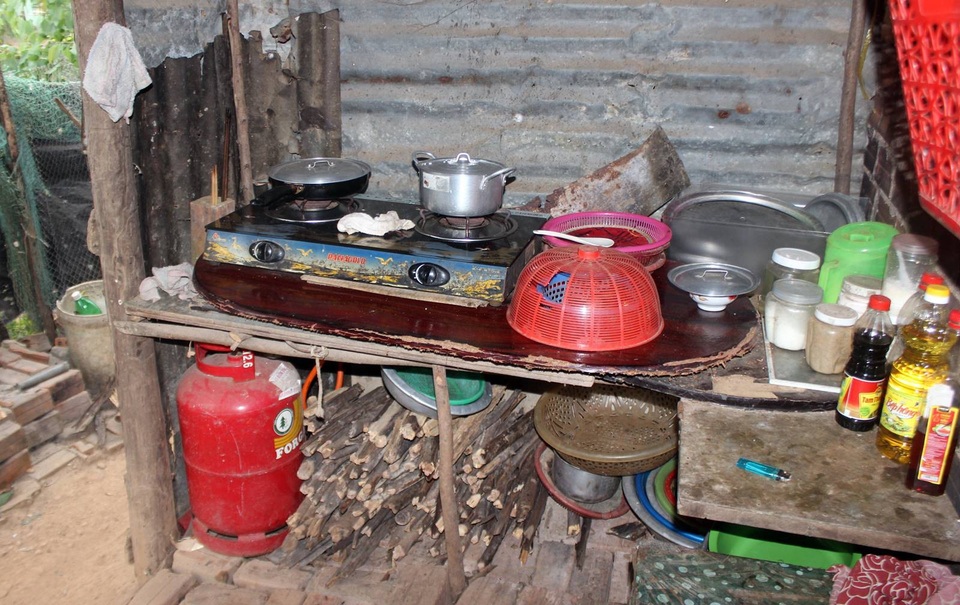 Cha bị tai biến, con gái 7 tuổi đứng trước nguy cơ thất học - 4 Bếp gas được mua khi anh còn khỏe, nay hết gas đành bỏ đó vì không có tiền thay