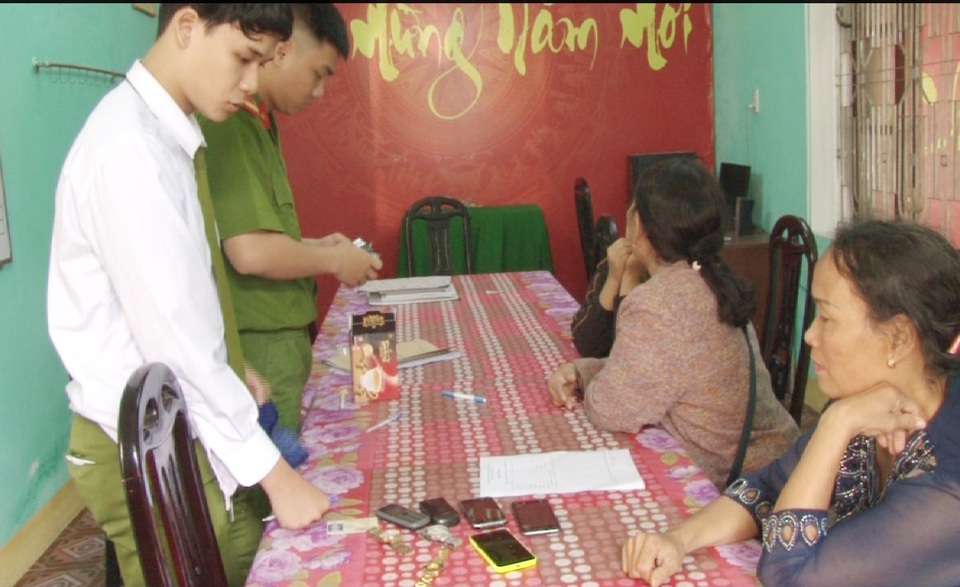 Bà Đỗ Thị Xuân (góc dưới bên phải) tại cơ quan công an