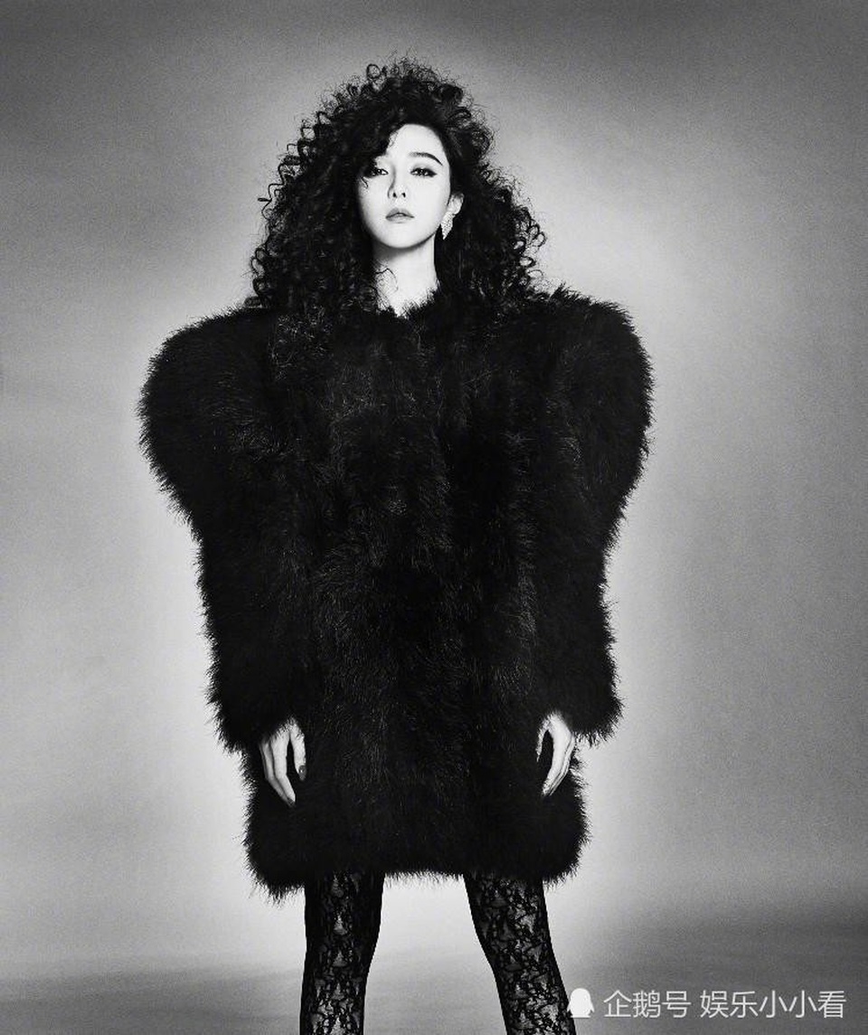 
Phạm Băng Băng từng chia sẻ trên trang cá nhân về mối quan hệ với Lý Thần: “Rồi sẽ có một ngày, một người đặc biệt sẽ xuất hiện trong cuộc đời bạn. Người đó sẽ xem lại hết những dòng trạng thái bạn viết, đọc lại toàn bộ nhật ký của bạn, xem tất cả bức ảnh từ bé đến lớn của bạn; thậm chí đi đến bất cứ nơi nào để tìm bạn. Người ấy sẽ nghe những bản nhạc bạn đã nghe, đi đến nơi bạn đã đến, đọc những quyển sách bạn yêu thích và thưởng thức món ăn bạn yêu thích nhất. Bởi vì người ấy muốn bù đắp lại những năm tháng thanh xuân của bạn mà người ấy đến muộn”.
