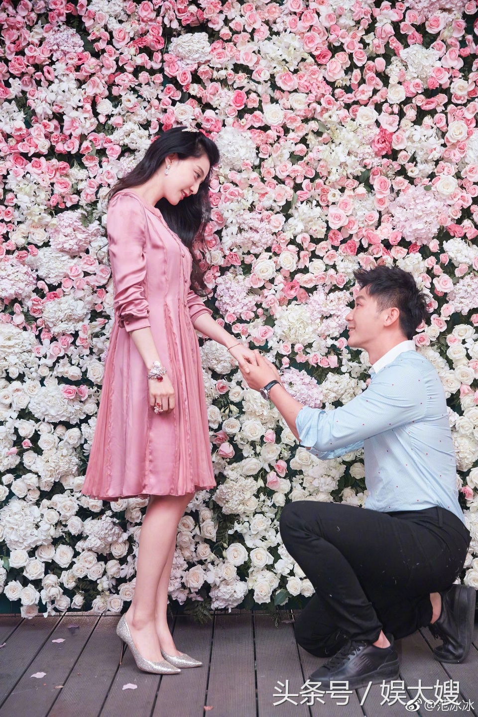 
Khác với phần lớn các cặp tình nhân nổi tiếng của Hoa ngữ, Phạm Băng Băng và Lý Thần không che giấu tình cảm và mối quan hệ của họ. Hai người thường xuyên cùng nhau tham dự các sự kiện, khoe ảnh đi du lịch cùng nhau, khoe ảnh ra mắt hai bên gia đình. Chính sự cởi mở của Lý Thần và Phạm Băng Băng khiến họ càng thêm nổi tiếng với fan và truyền thông. Tháng 3 này, có thông tin cho rằng, Lý Thần ý có định rước nàng về dinh trong năm 2018.
