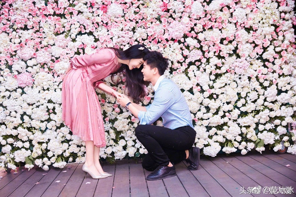 
Ngay từ khi Phạm Băng Băng và Lý Thần thừa nhận họ là một cặp, cặp đôi đã nhận được sự quan tâm đặc biệt của fan cũng như truyền thông. Sau 2 năm hò hẹn, năm ngoái, Lý Thần đã ngỏ lời cầu hôn Phạm Băng Băng vào đúng sinh nhật lần thứ 36 của cô và được cô chấp nhận.
