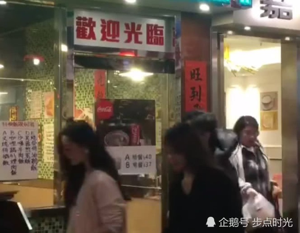 
Chỉ là ăn tối cùng người thương, Phạm Băng Băng cũng rất sành điệu và cuốn hút.
